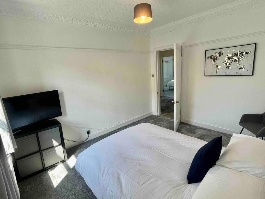 Large 2 Bed Near Glasgow Airport 페이즐리 외부 사진