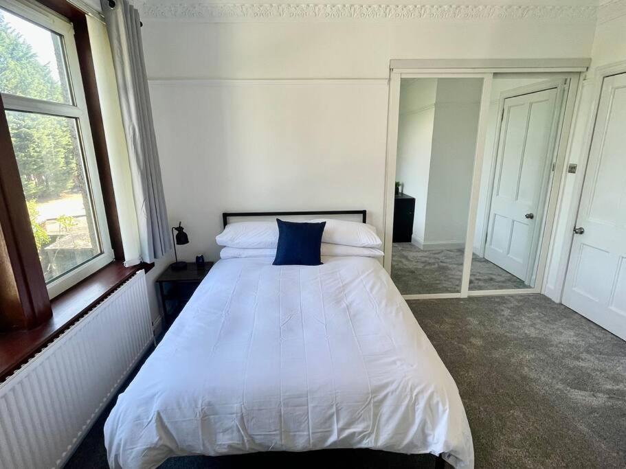 Large 2 Bed Near Glasgow Airport 페이즐리 외부 사진