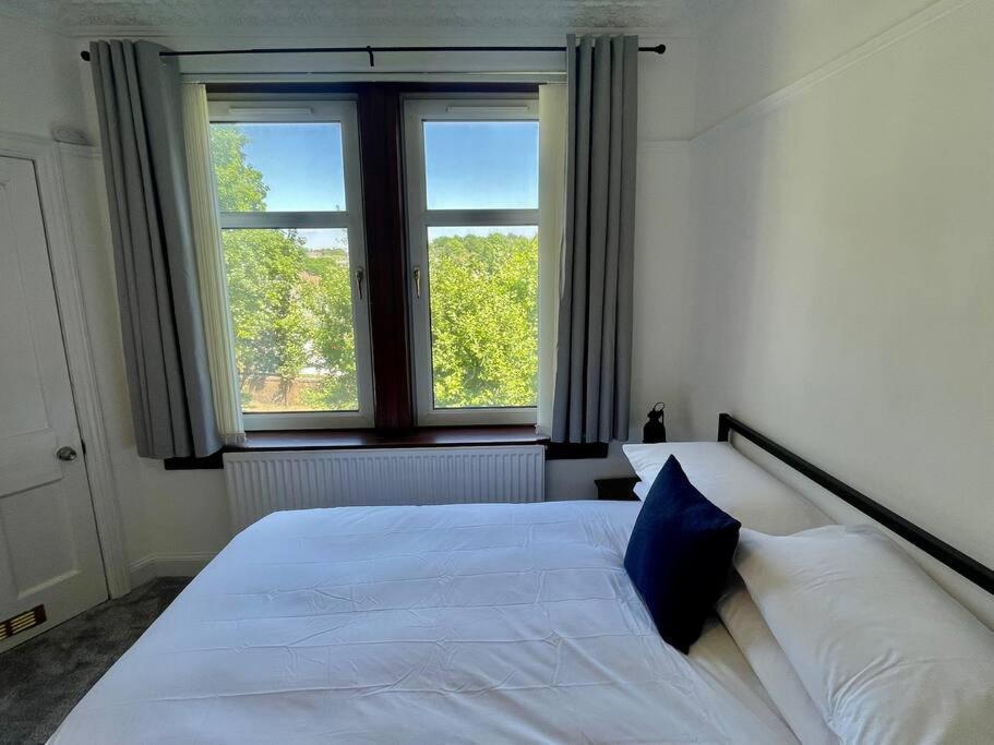 Large 2 Bed Near Glasgow Airport 페이즐리 외부 사진