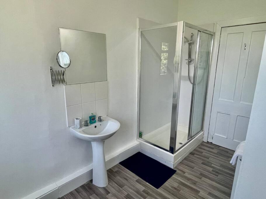 Large 2 Bed Near Glasgow Airport 페이즐리 외부 사진